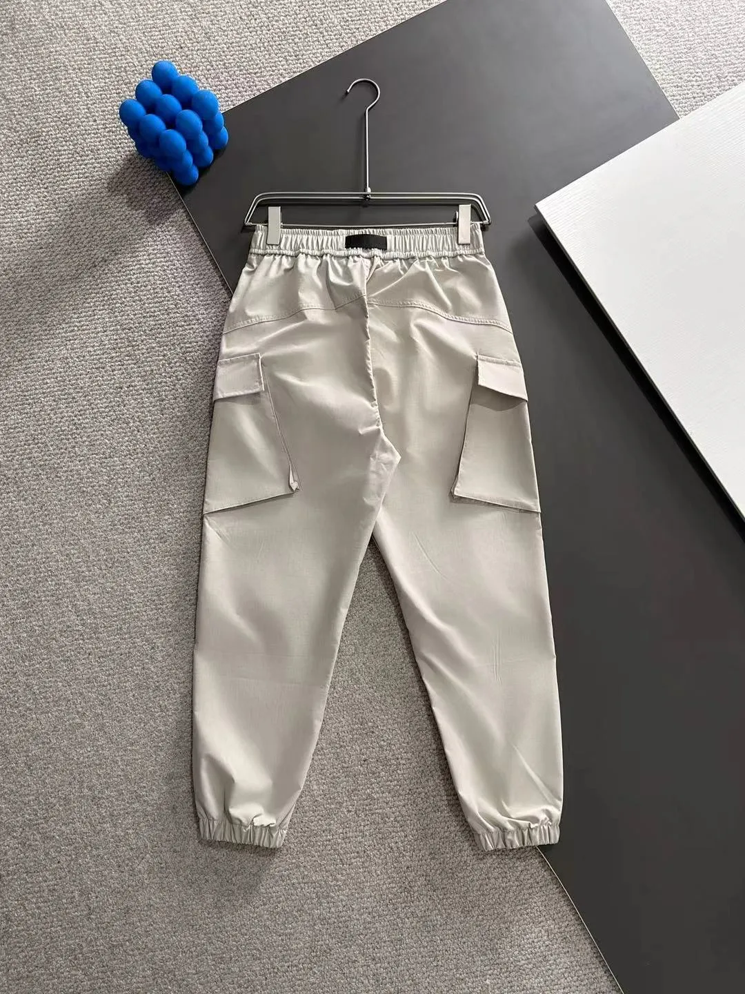 Next day shipment P360 Stone Island/Stone lsland 2025 spring and summer new elastic band casual solid color legged trousers, the trouser hem is stitched with two stitches, the stitching is fine and firm, the counter-customized fabric is highly breathable and comfortable, and the details are impeccable. The brand element design concept reflects high quality. It feels delicate and soft! It presents a casual cut and the upper body shape is great! Size: M-3XXL